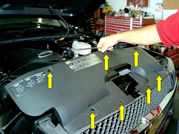 3 Simple Steps to Replace Front Grill for 2003-2005 Chevy Silverado - Step 1